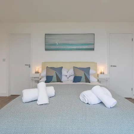 Samphire Apartment *